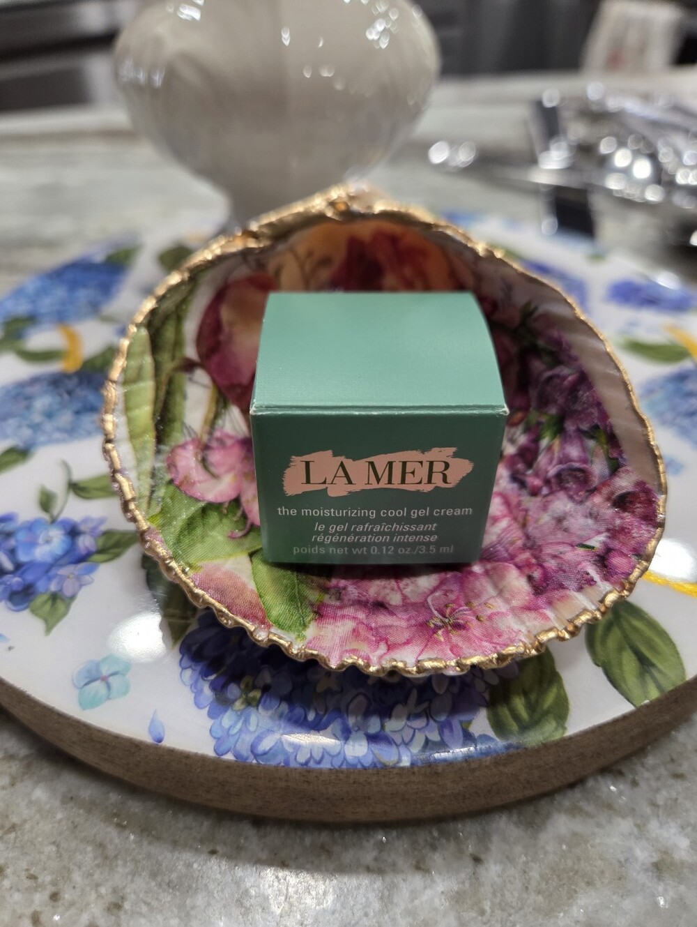 LA MER 7ML NEW IN BOX With An Extra Special Handcrafted Floral Dish!